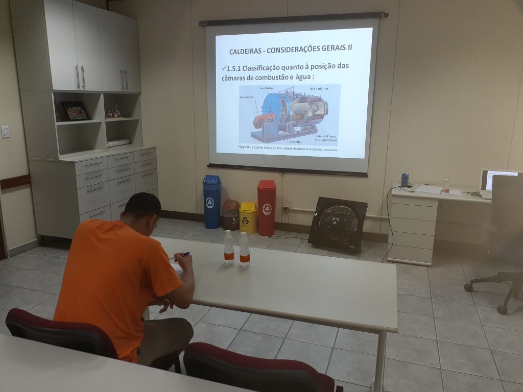 treinamento nr-13 reciclagem operadores de caldeira vasos de pressao tanques atmosfericos e tubulacoes